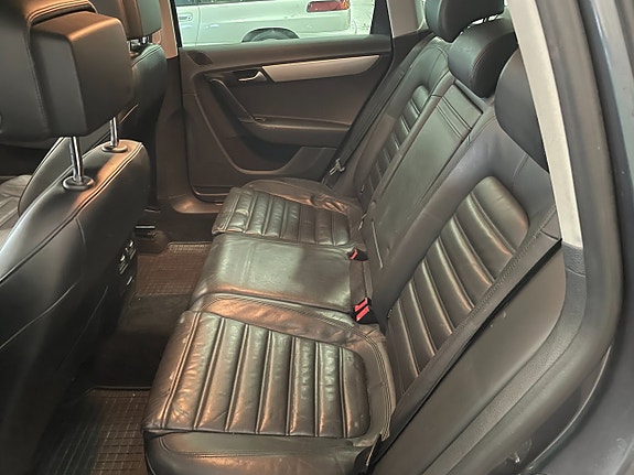 Volkswagen Passat Alltrack 11 of 14