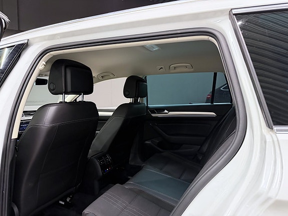 Volkswagen Passat Alltrack 15 of 16
