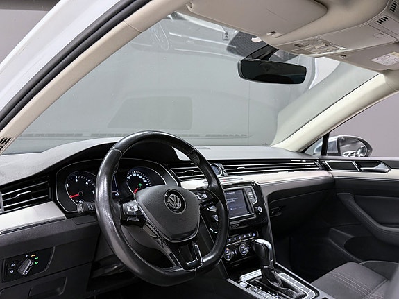Volkswagen Passat Alltrack 14 of 16
