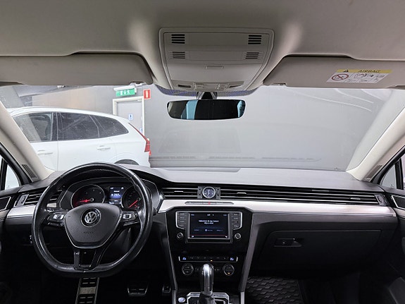 Volkswagen Passat Alltrack 3 of 5