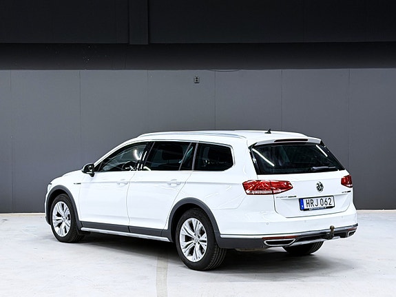 Volkswagen Passat Alltrack 2 of 5