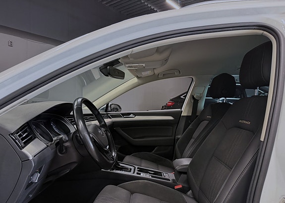 Volkswagen Passat Alltrack 13 of 16