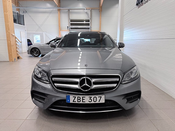Mercedes-Benz E220 4 of 5