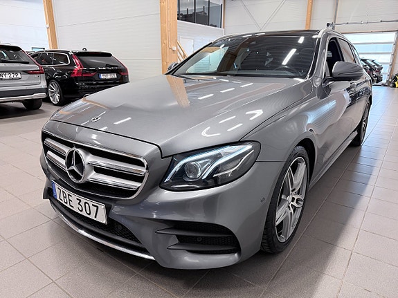 Mercedes-Benz E220 3 of 5