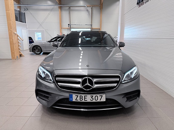 Mercedes-Benz E220 2 of 5