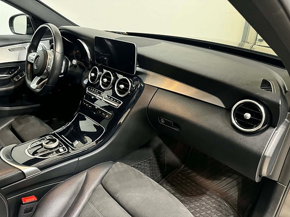 Mercedes-Benz C300 4 of 5