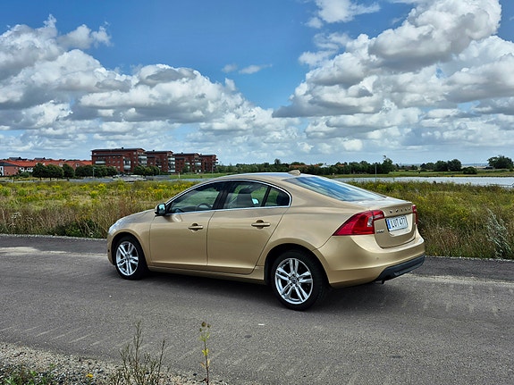 Volvo S60 4 of 5