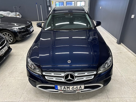 Mercedes-Benz E220 4 of 5