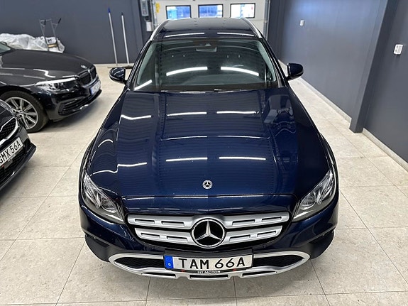 Mercedes-Benz E220 2 of 21