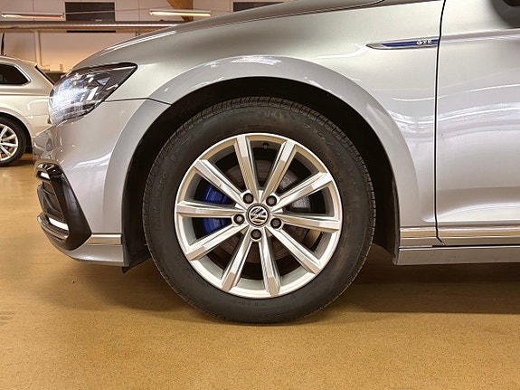 Volkswagen Passat 10 of 30