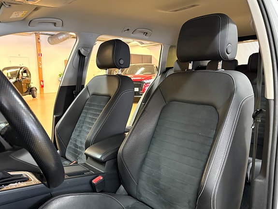 Volkswagen Passat 12 of 30