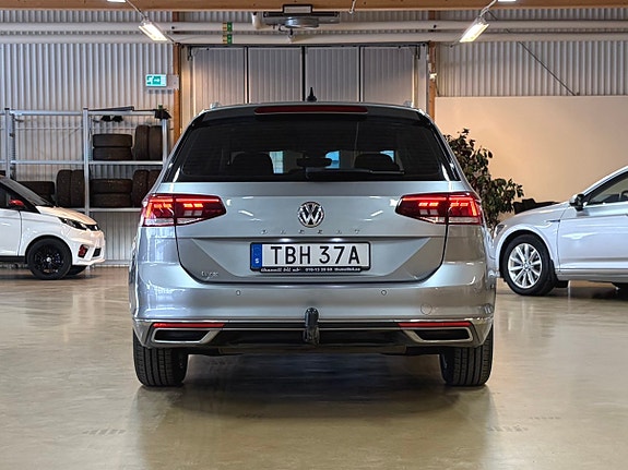 Volkswagen Passat 16 of 30