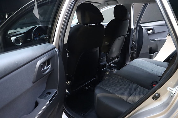 Toyota Auris 12 of 30