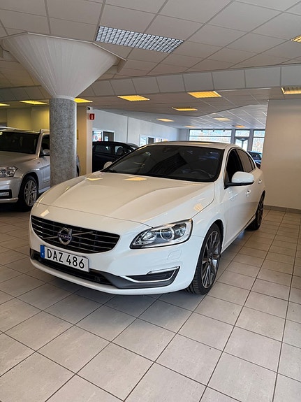 Volvo S60 2 of 5