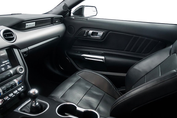 Ford Mustang 16 of 28