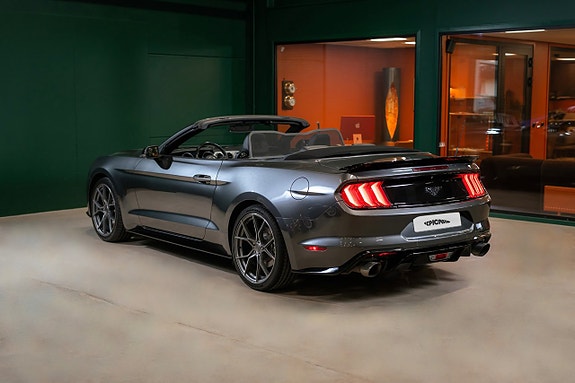 Ford Mustang 3 of 5