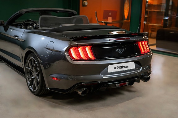 Ford Mustang 4 of 5