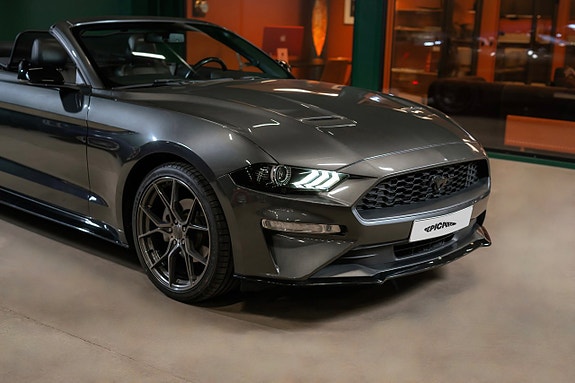Ford Mustang 2 of 5