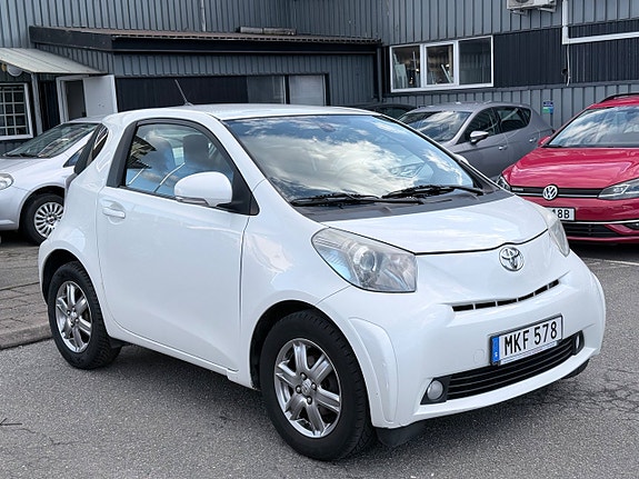 Toyota IQ 2 of 5