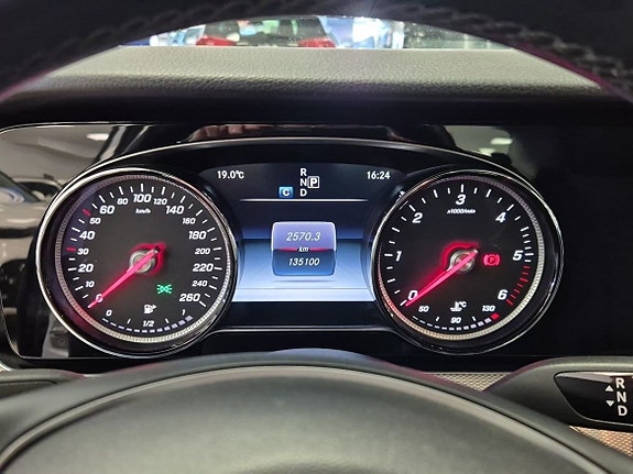 Mercedes-Benz E220 8 of 14