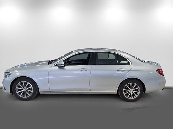 Mercedes-Benz E220 4 of 5
