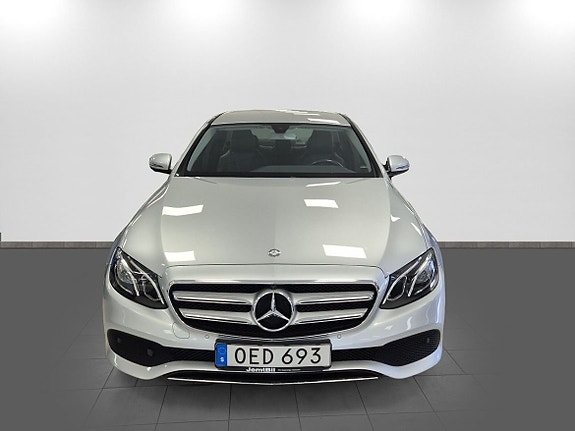 Mercedes-Benz E220 2 of 5