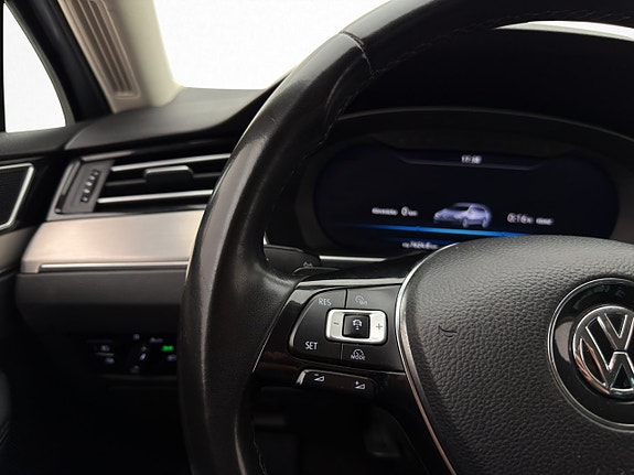 Volkswagen Passat 12 of 30