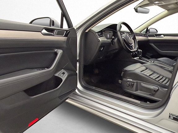 Volkswagen Passat 9 of 30