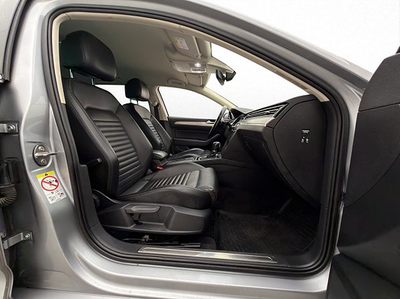 Volkswagen Passat 22 of 30