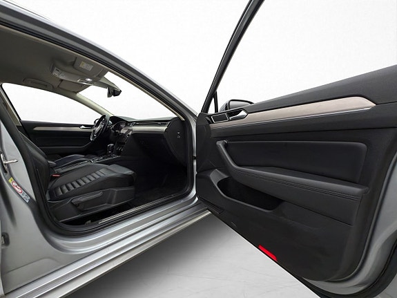 Volkswagen Passat 23 of 30