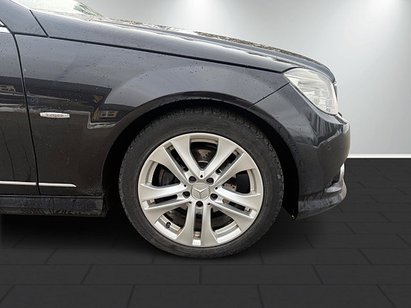 Mercedes-Benz C220 4 of 5