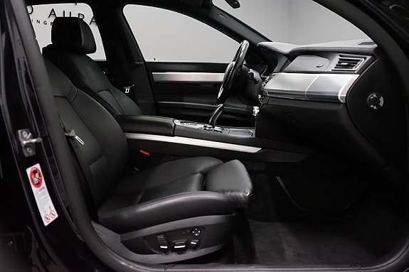 BMW 740d 24 of 28