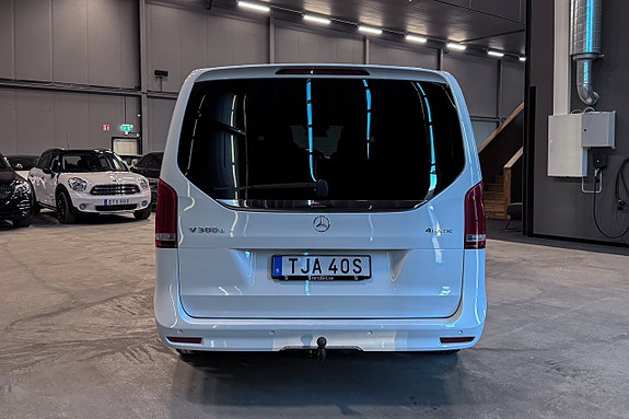 Mercedes-Benz V300 4 of 5