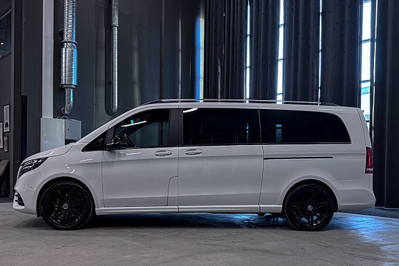 Mercedes-Benz V300 3 of 5