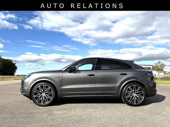 Porsche Cayenne 2 of 3