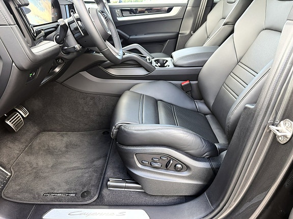 Porsche Cayenne 4 of 4