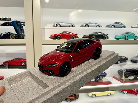 MotorHelix Alfa Romeo Giulia GTA 1/18 modellbil