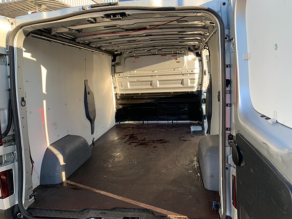 Renault Trafic 13 of 16