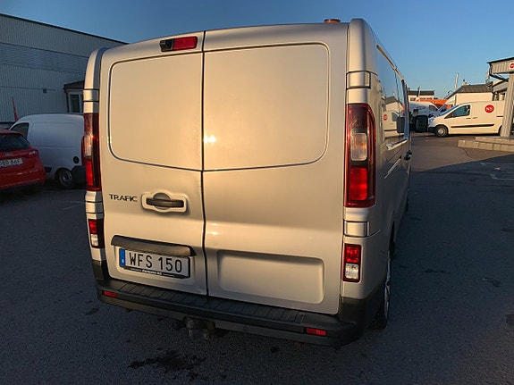 Renault Trafic 7 of 16