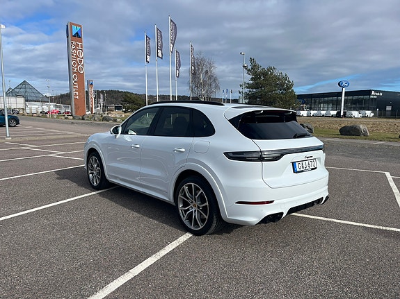 Porsche Cayenne 2 of 5
