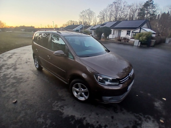 Volkswagen Touran 2 of 5