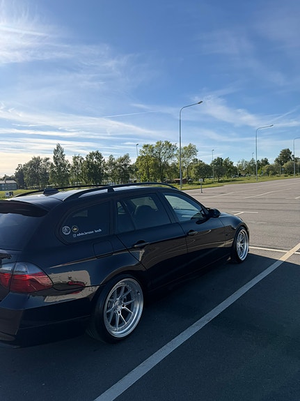 BMW 320d 4 of 5
