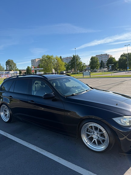 BMW 320d 3 of 5