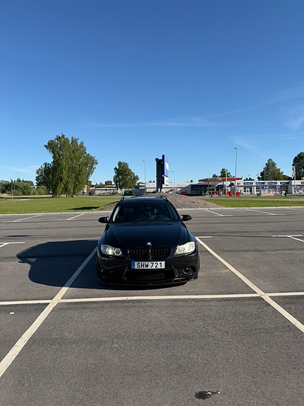 BMW 320d 2 of 5