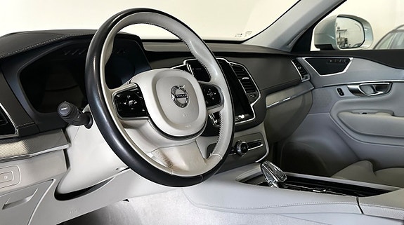 Volvo XC90 11 of 26