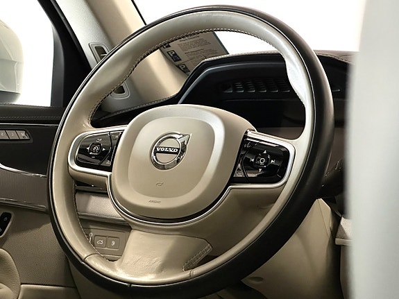 Volvo XC90 16 of 26