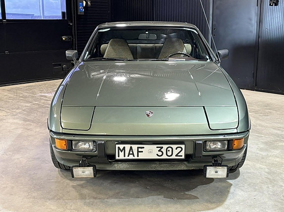 Porsche 924 2 of 5
