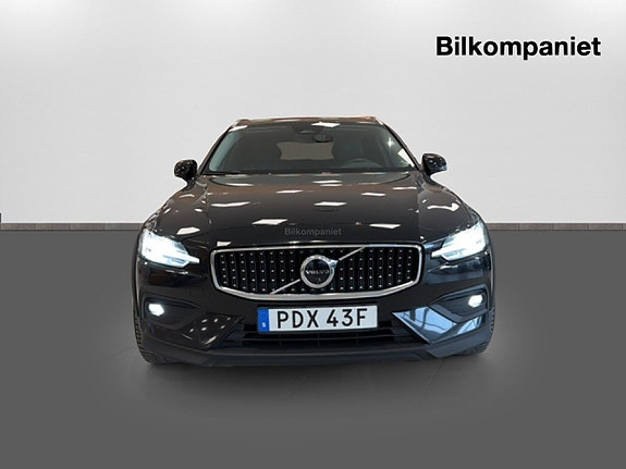 Volvo V60 Cross Country 2 of 5