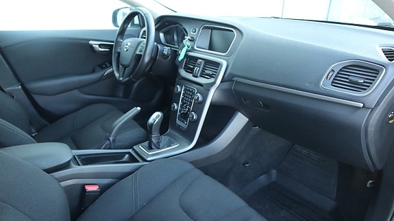 Volvo V40 11 of 13