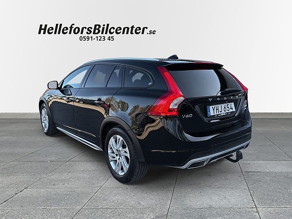 Volvo V60 Cross Country 2 of 5